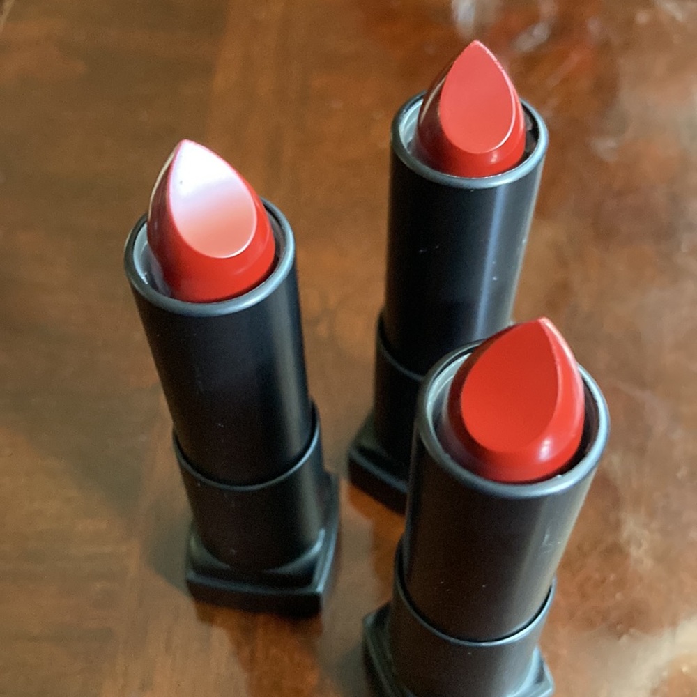 Maybelline cruel Ruby Powder Matte Lipstick. OS